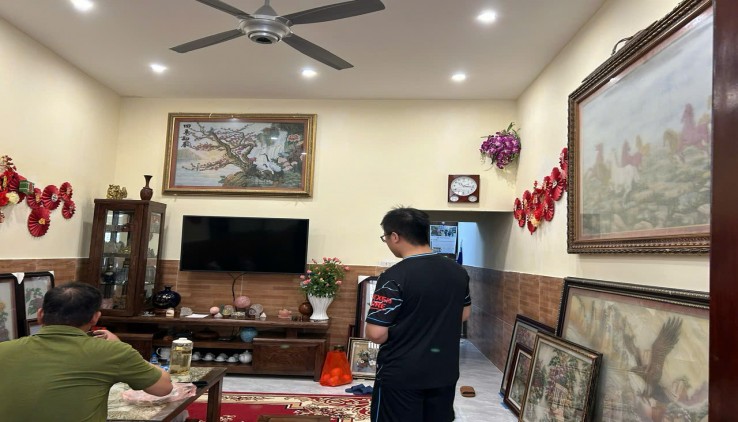 Cho thuê nhà ngõ 420 Khương Đình, 54m2, 3 tầng, 3 ngủ, 12 Triệu